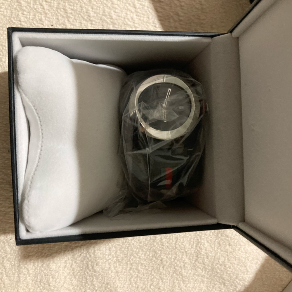 BNWT New Gucci YA137101  Sync XXL Watch BLACK